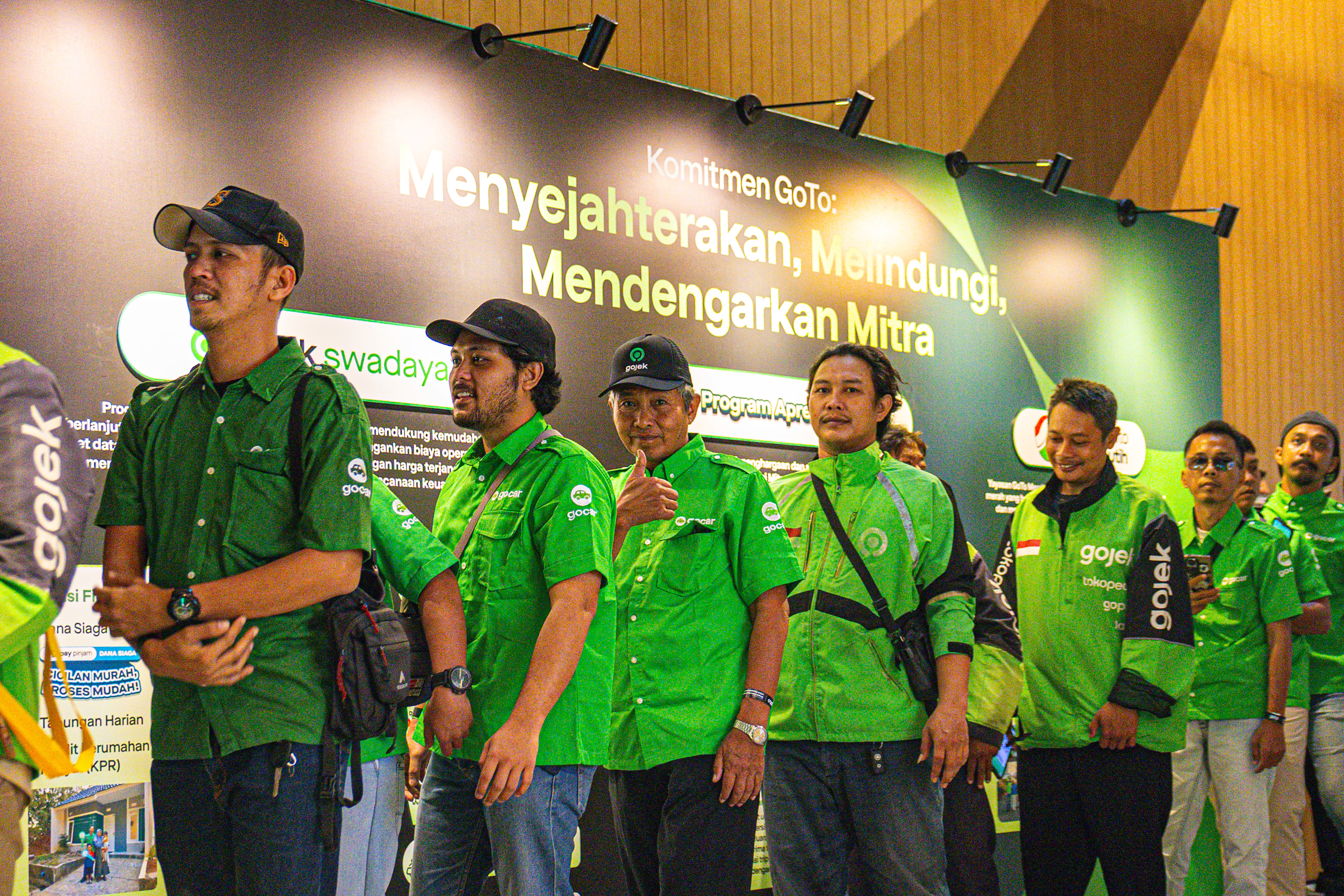 Sejumlah mitra driver Gojek menghadiri peluncuran program kesejahteraan "Bakti GoTo untuk Negeri" yang memberikan akses perlindungan BPJS Kesehatan dan Ketenagakerjaan secara gratis bagi ratusan ribu mitra terbaik.